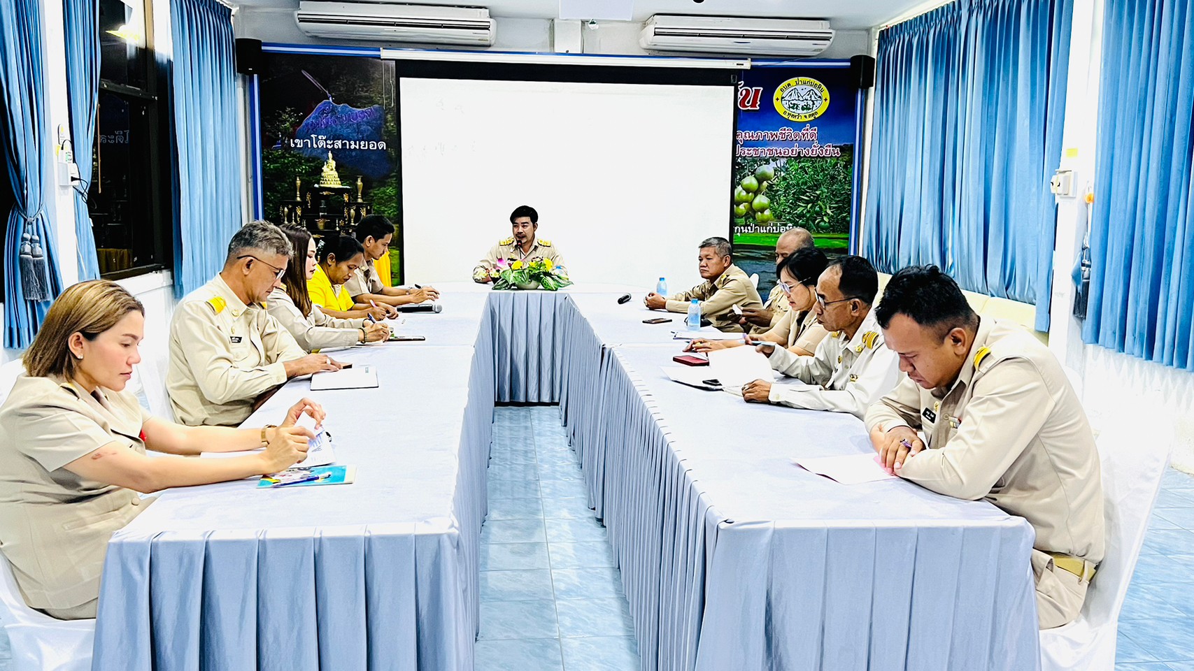 การประชุมหัวหน้าส่วนภายใน องค์การบริหารส่วนตำบลป่าแก่บ่อหิน ประจำเดือน ตุลาคม 2566