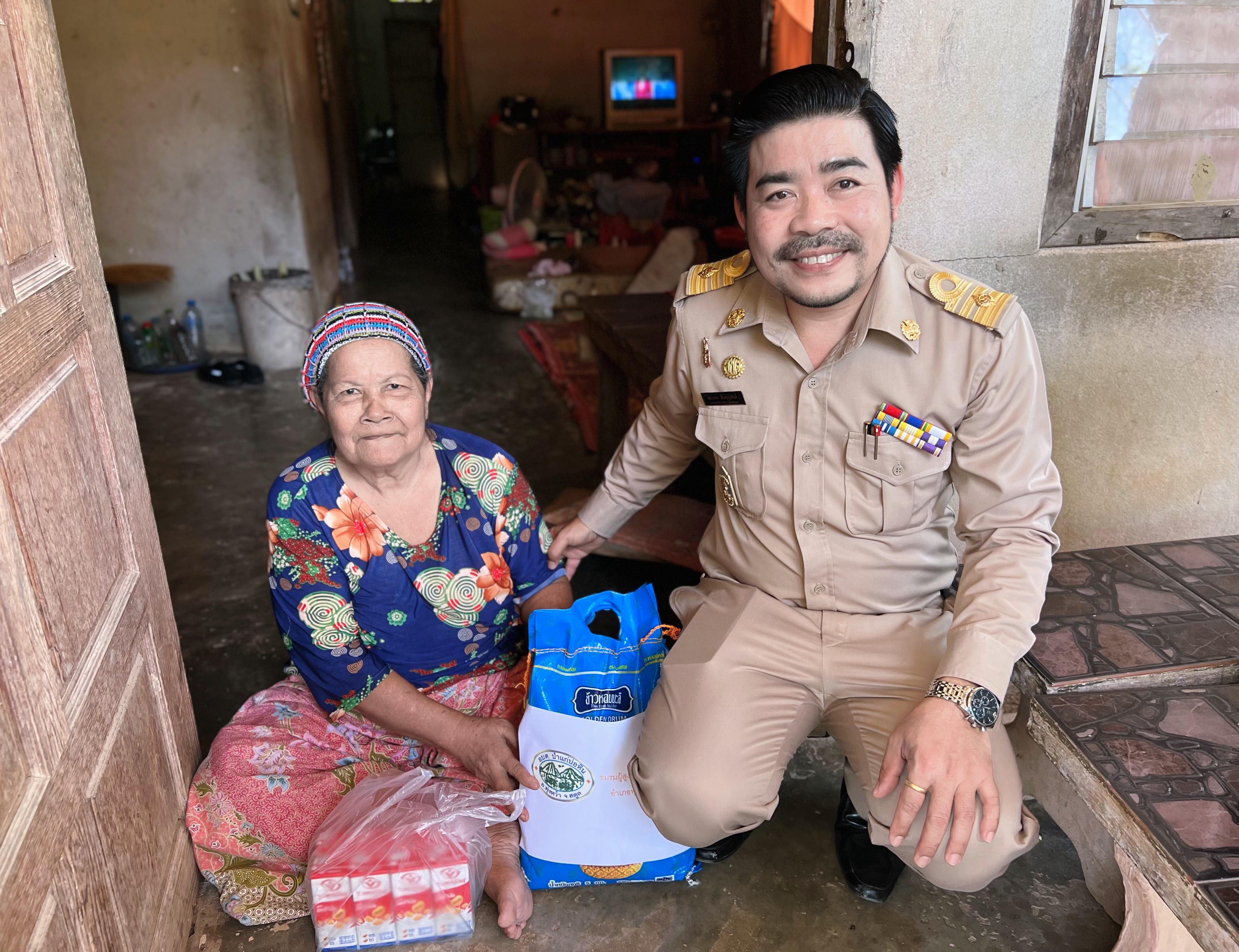 ลงพื้นที่เยี่ยมบ้านผู้สูงอายุ พร้อมทั้งมอบของใช้และให้กำลังใจแก่ผู้สูงอายุ