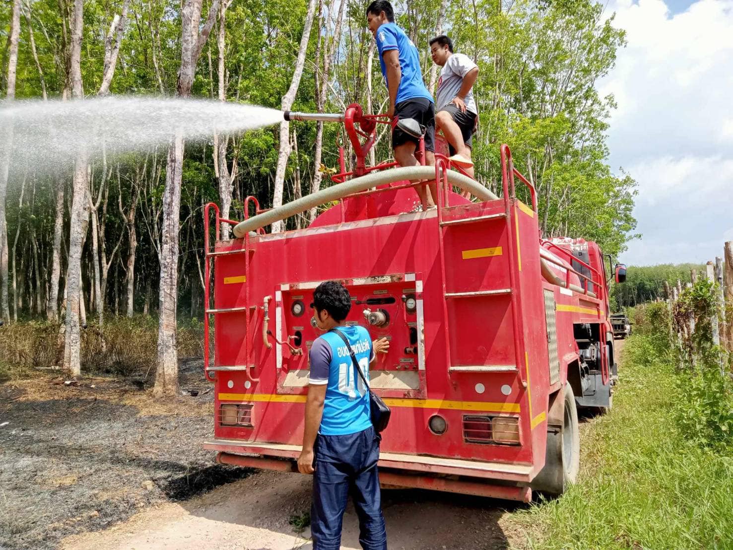 ดับไฟไหม้สวนยาง หมู่ 4 บ้านขุมทรัพย์