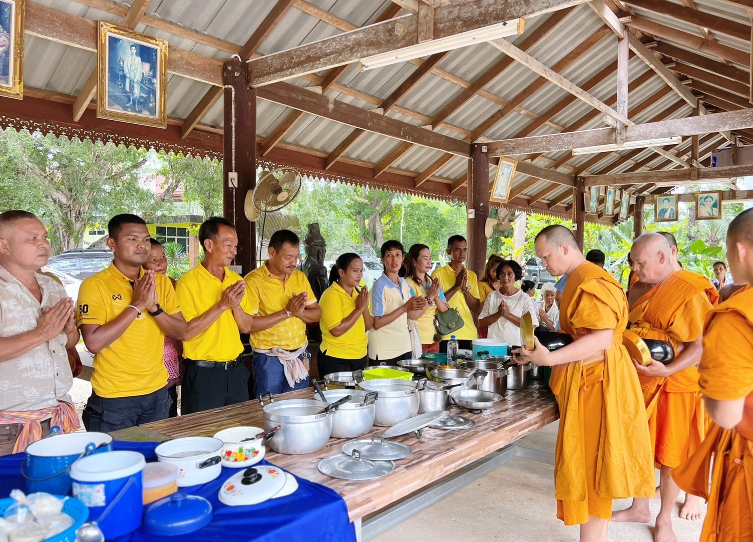 ร่วมถวายอาหารเพลพระสงฆ์ ในโครงการเฉลิมพระเกียรติพระบาทสมเด็จพระเจ้าอยู่หัว