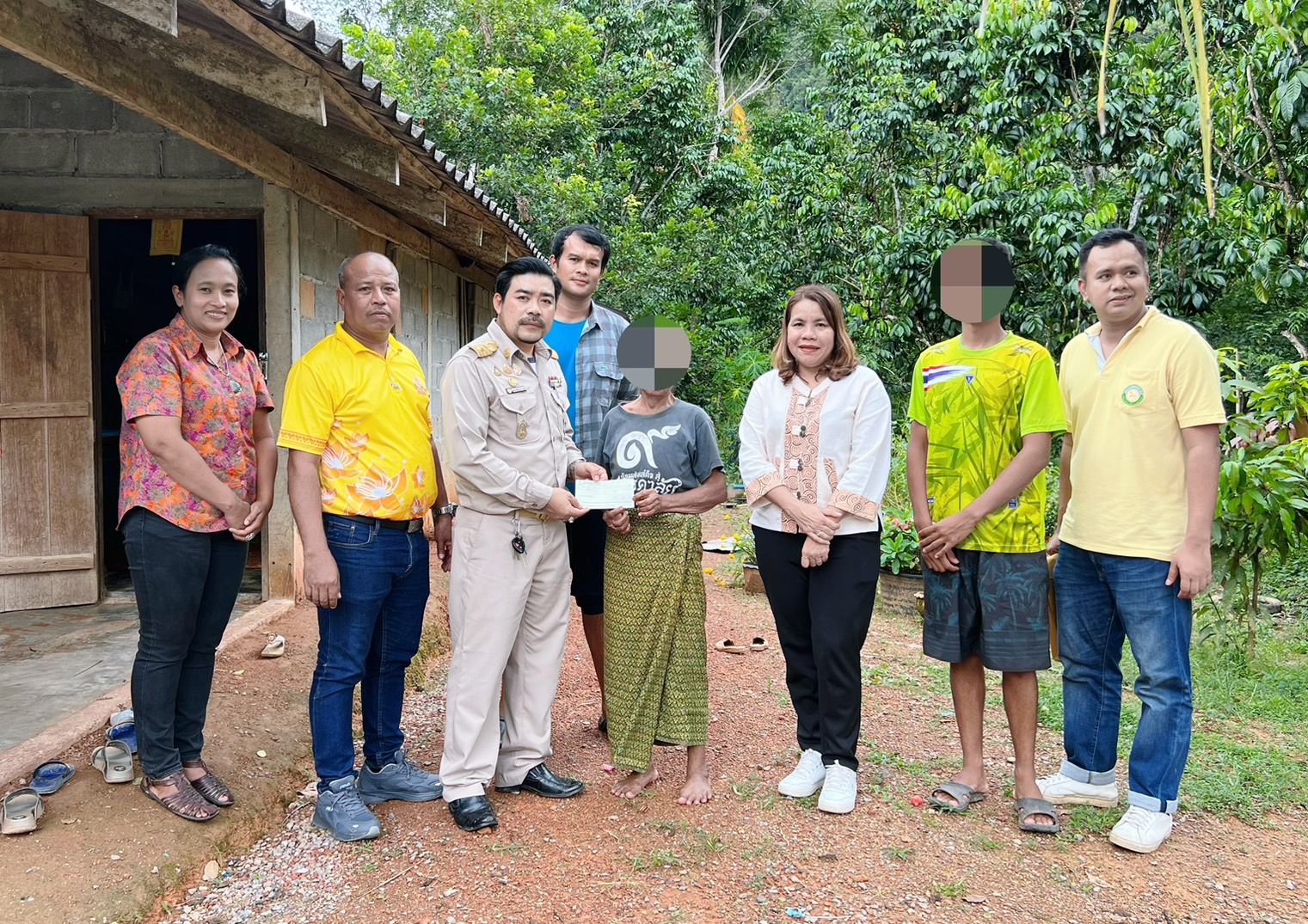 ลงพื้นที่มอบเช็คให้กับผู้ที่ได้รับความช่วยเหลือด้านการส่งเสริมและพัฒนาคุณภาพชีวิต