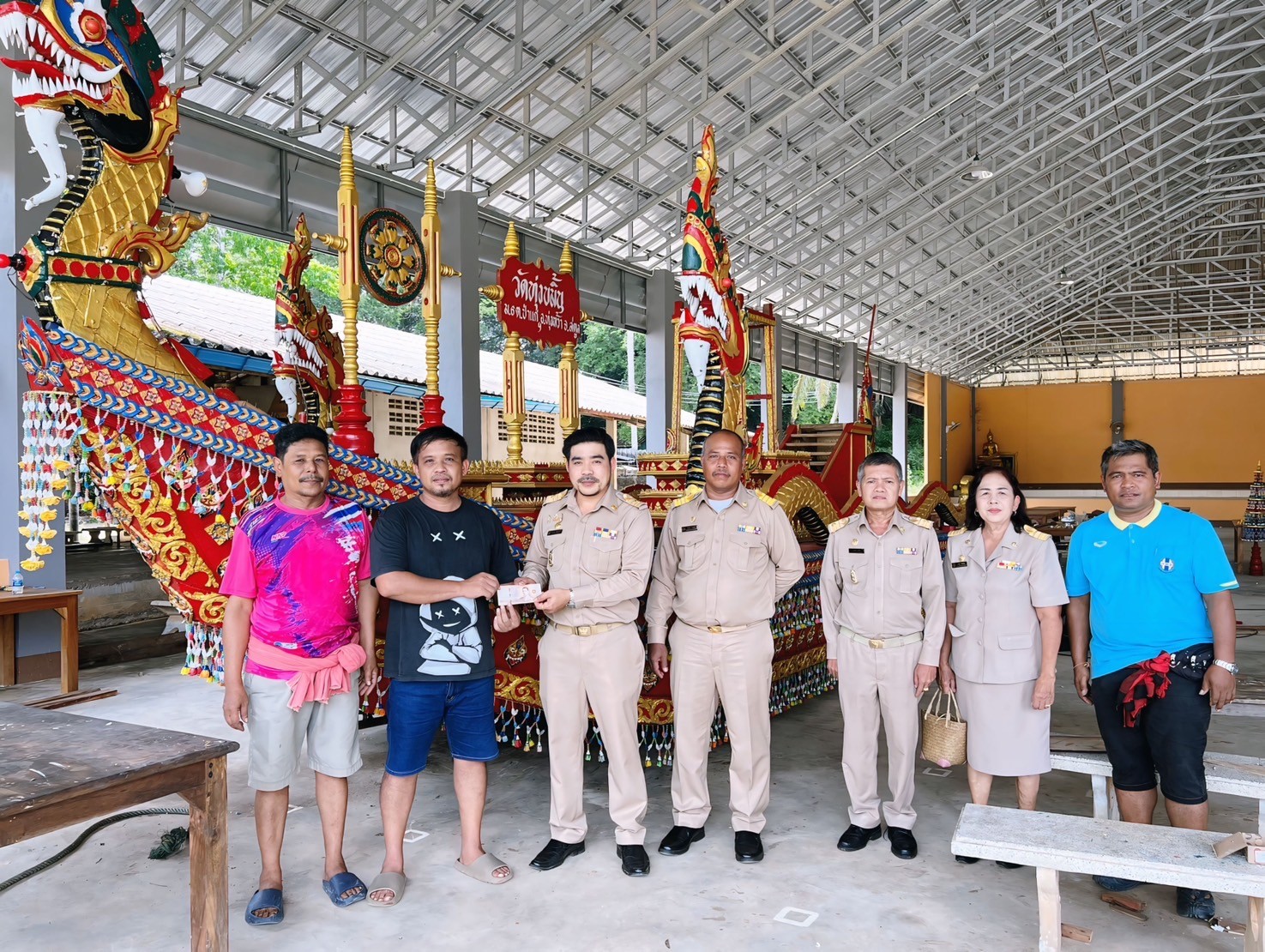 ลงพื้นที่มอบเงินสนับสนุนเพื่อทำการบูรณะเรือพระวัดทุ่งขมิ้น