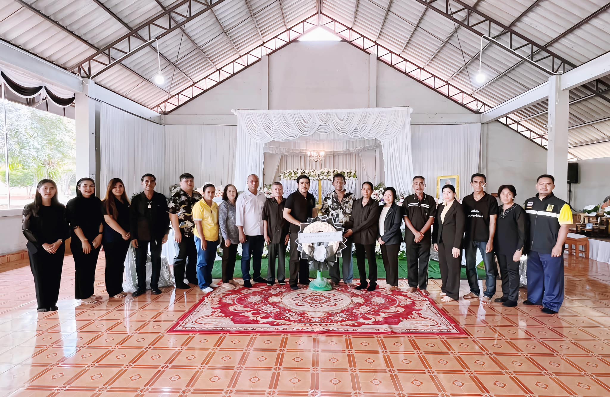 วางพวงหรีดแสดงความเสียใจ คุณแม่ขำ ชูแสง