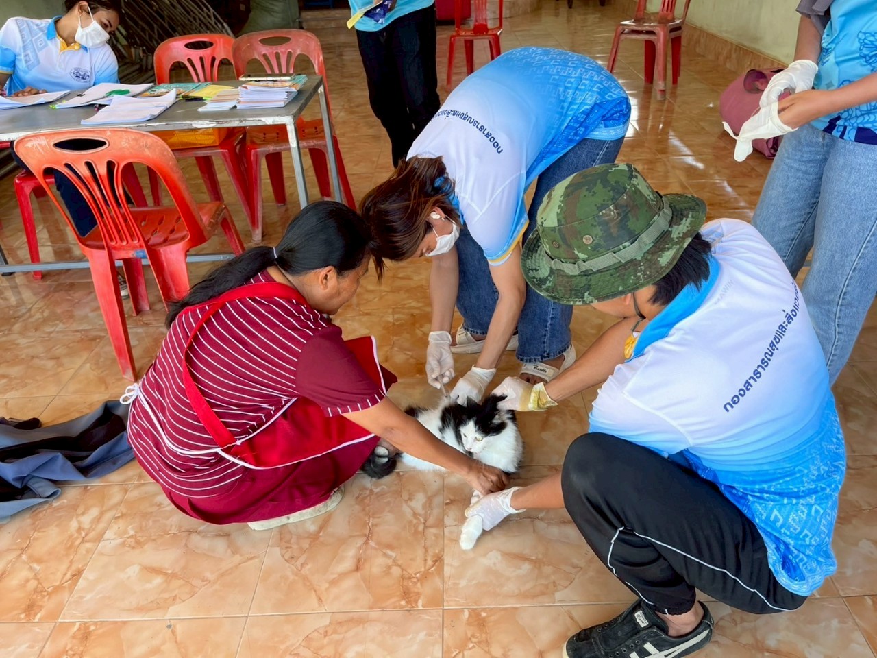 ลงพื้นที่บริการฉีดวัคซีนป้องกันโรคพิษสุนัขบ้า หมู่ที่ 5 บ้านสะพานวา ตำบลป่าแก่บ่อหิน