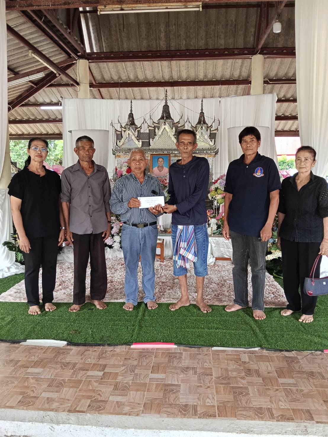 มอบเงินฌาปนกิจสงเคราะห์ศพให้แก่ครอบครัว นางเปลี่ยน ศรีรัตน์