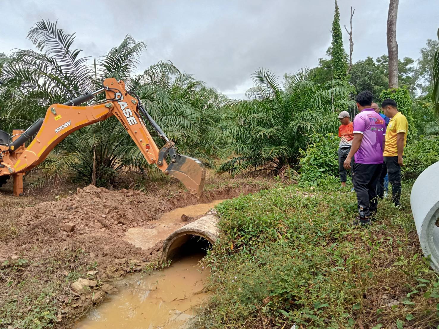 ดำเนินการซ่อมแซมถนนทางหลวงท้องถิ่น สต.ถ.33039 สายซอยอนามัยบ้านเขาแดง
