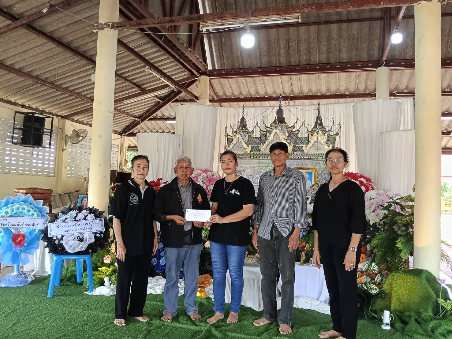 มอบเงินฌาปนกิจสงเคราะห์ศพให้แก่ครอบครัว นางพวง จันทร์นวล