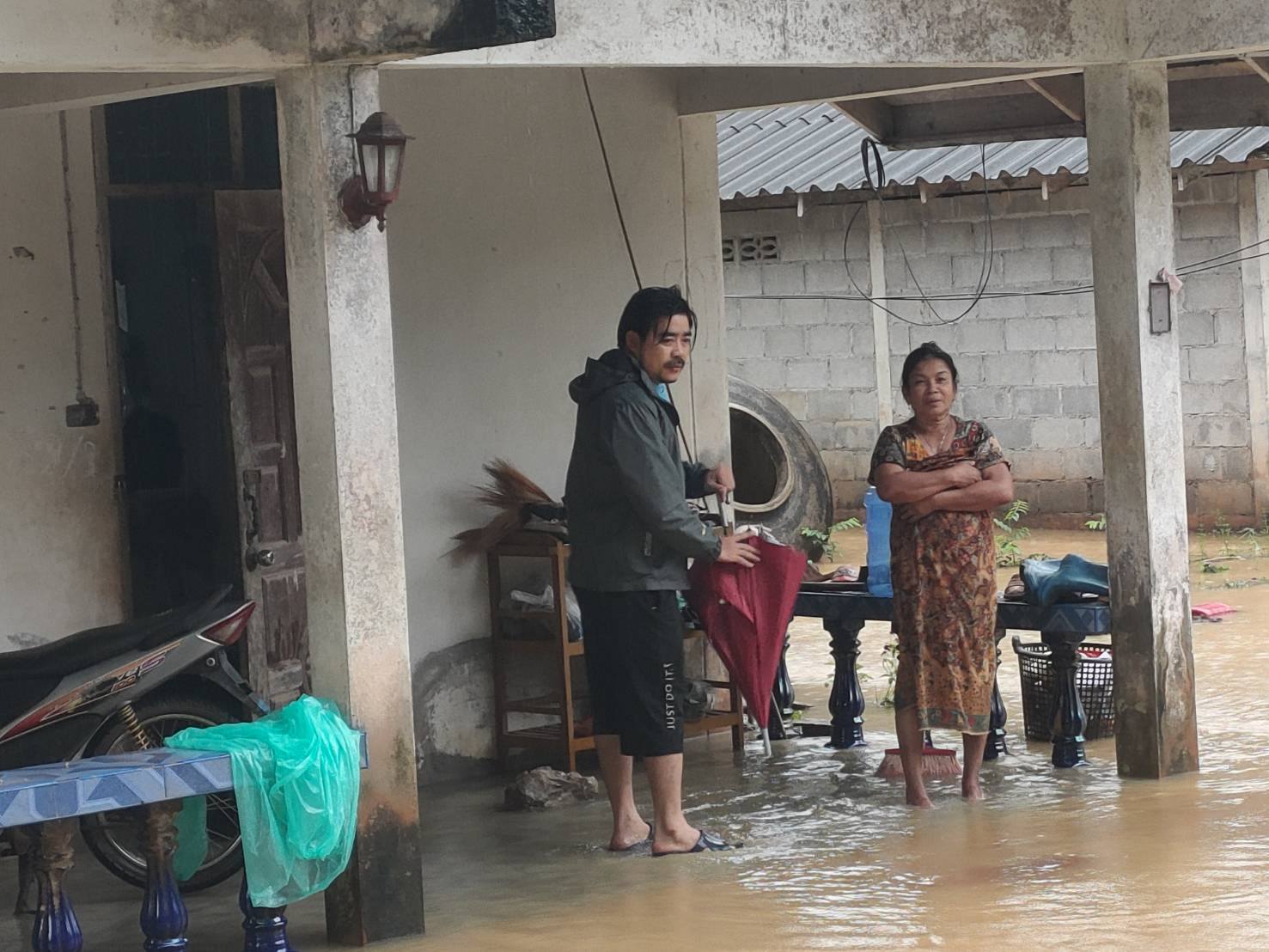 ลงพื้นที่หมู่ที่ 3 บ้านทุ่งดินลุ่ม และหมู่ที่ 6 บ้านทุ่งขมิ้น เพื่อติดตามสถานการณ์น้ำท่วมในพื้นที่