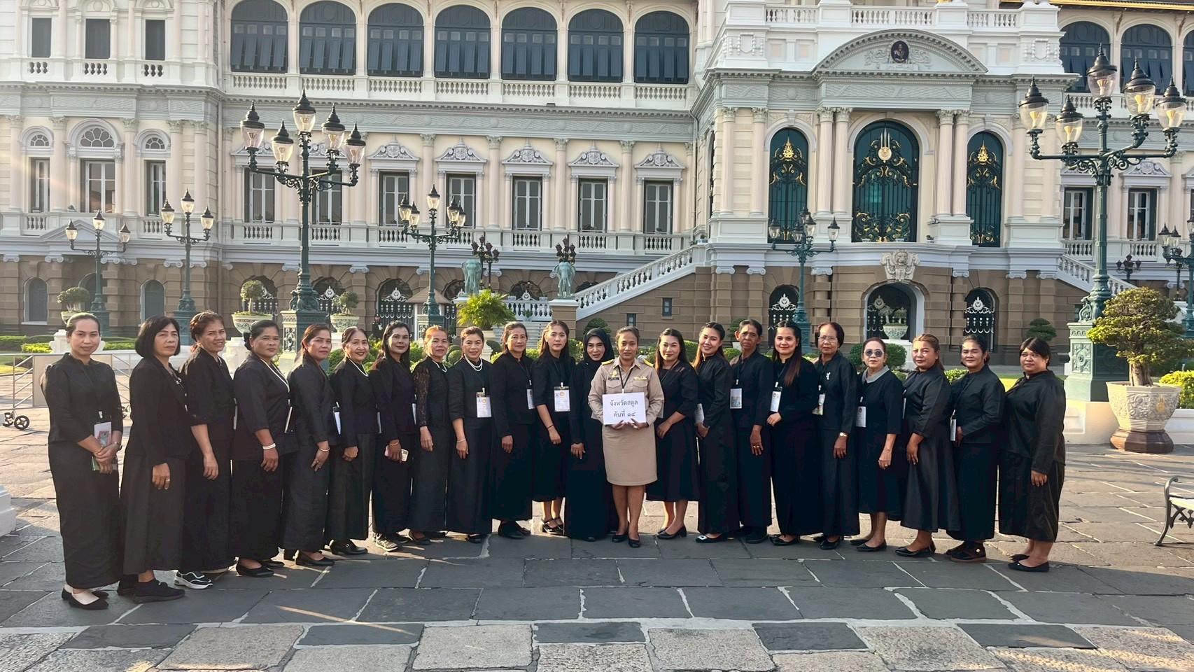 โครงการแสดงความสำนึกในพระมหากรุณาธิคุณ นำประชาชนเข้ากราบถวายบังคมพระบรมศพสมเด็จพระนางเจ้าสิริกิติ์ พระบรมราชินีนาถ พระบรมราชชนนีพันปีหลวง