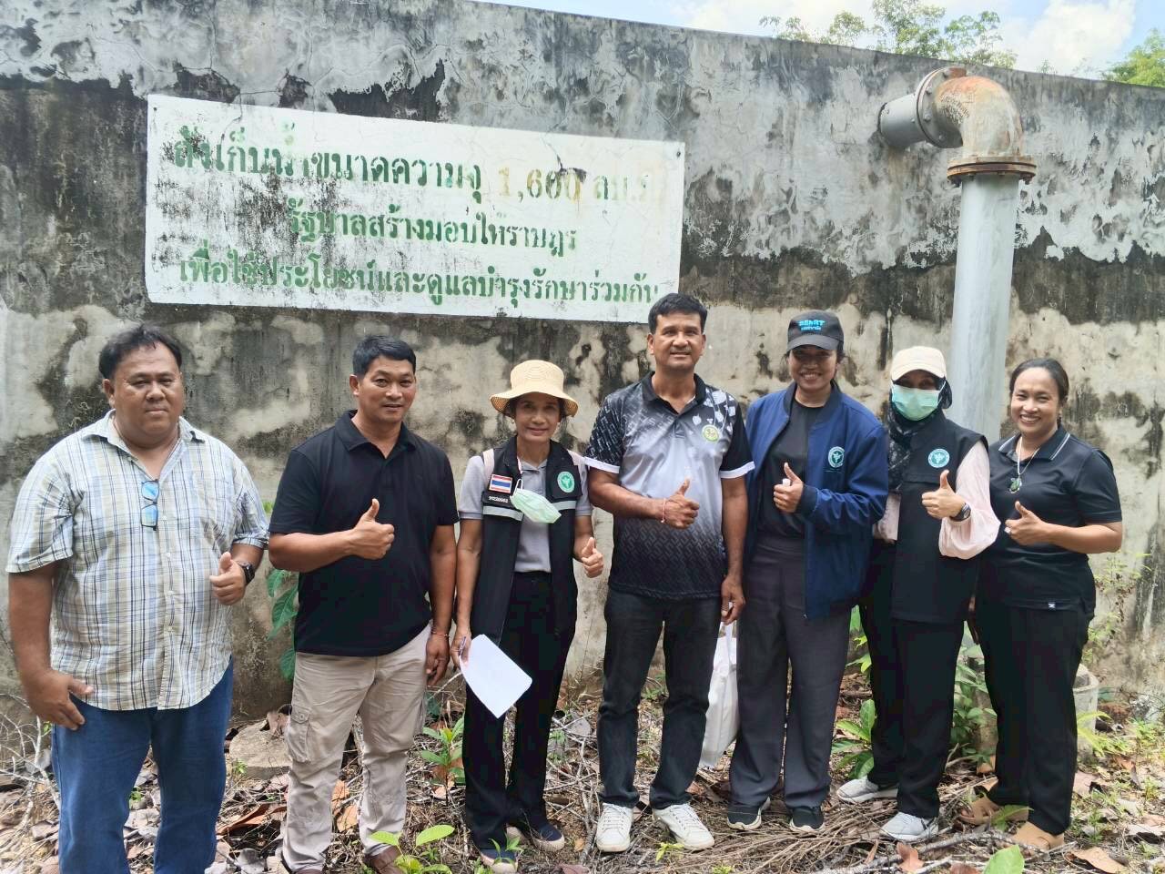 ตรวจสอบคุณภาพน้ำเก็บตัวอย่างน้ำประปาหมู่บ้าน เพื่อส่งไปตรวจวิเคราะห์คุณภาพน้ำ