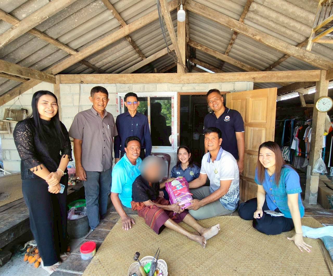 ลงพื้นที่เยี่ยมเยียนและมอบเครื่องอุปโภคบริโภค (ข้าวสารและผ้าถุง) ให้แก่ผู้สูงอายุที่มีภาวะพึ่งพิง