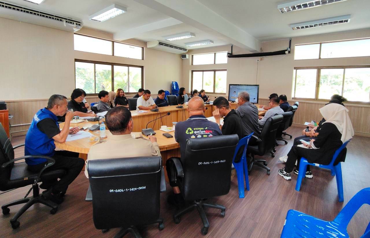 ประชุมซักซ้อมแนวทางปฏิบัติในการจัดพิธีถวายดอกไม้จันทน์สำหรับประชาชนในส่วนภูมิภาค งานพระราชพิธีถวายพระเพลิงพระบรมศพสมเด็จพระนางเจ้าสิริกิติ์ พระบรมราชินีนาถ พระบรมราชชนนีพันปีหลวง