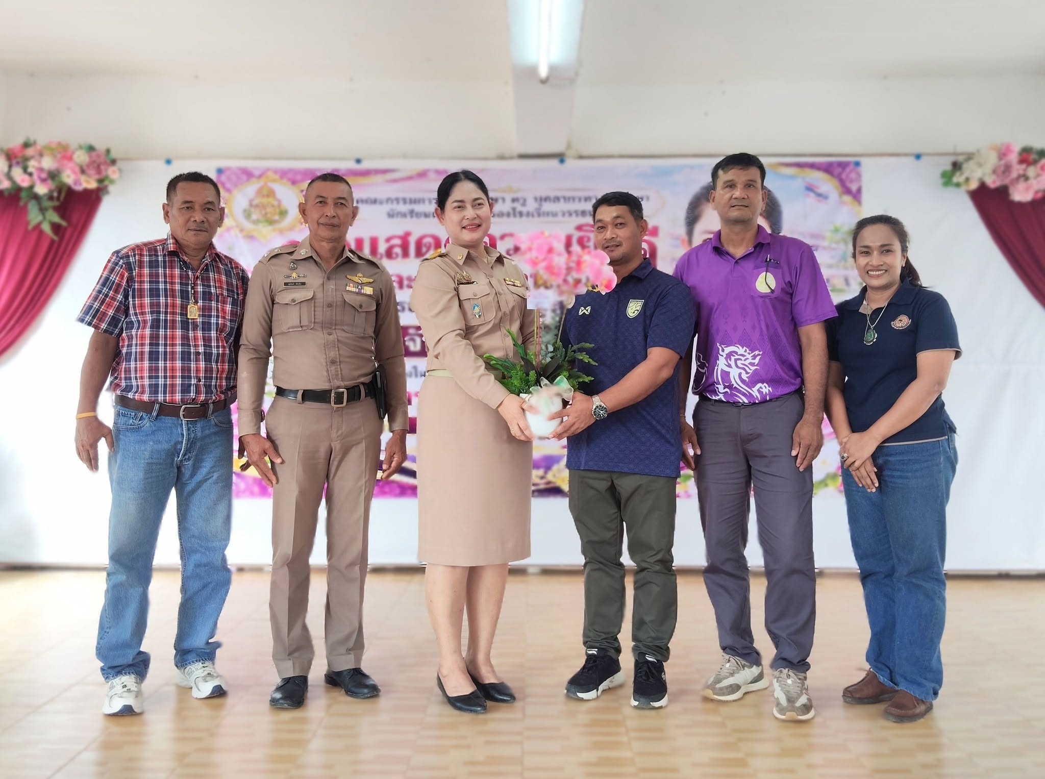 ขอแสดงความยินดีและยินดีต้อนรับ นางจันทรา พัทยัง เนื่องในโอกาสย้ายมาดำรงตำแหน่ง ผู้อำนวยการโรงเรียนวรรธนะสาร